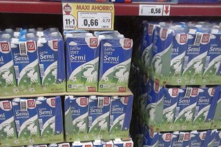 Os supermercados presionan á baixa os prezos do leite