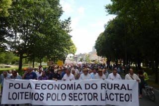 O sector lácteo galego maniféstase unido en demanda de prezos dignos