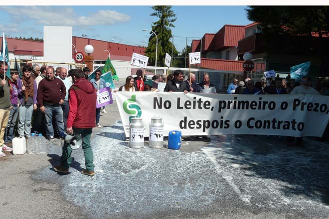 Acción de protesta do SLG polos baixos prezos do leite no ano 2015