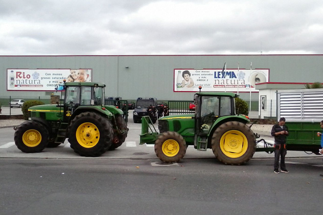 200 tractores bloquearon a planta de Leite Río en Lugo
