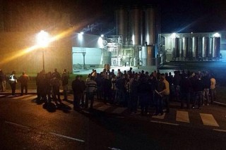 Gandeiros galegos e asturianos bloquean a planta de Reny-Picot en Asturias