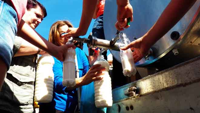 Los ganaderos reparten leche gratis y continúan los bloqueos de Dia y Carrefour