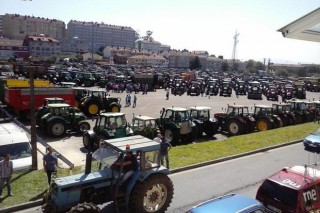 As vendas de tractores novos caen un 17% en Galicia no 2015