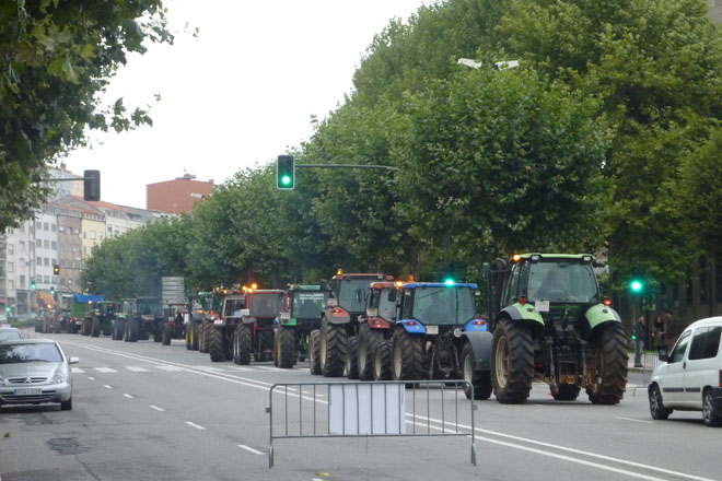 Los tractores salen de Santiago para bloquear las industrias lácteas