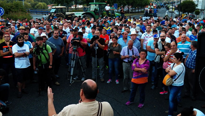 Os gandeiros deciden bloquear DIA e Carrefour en Santiago