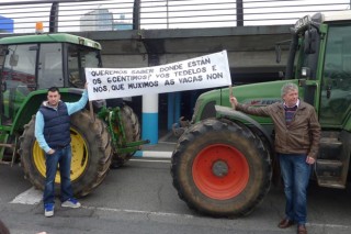 Os gandeiros ampliarán este sábado o bloqueo ao Alcampo da Coruña