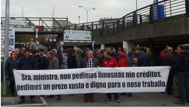 Os gandeiros manterán o cerco ao Carrefour da Coruña de xeito indefinido
