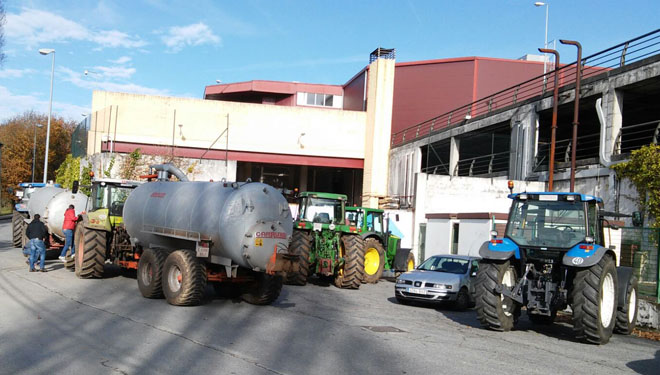 Se espera que Carrefour inicie esta tarde negociaciones con los ganaderos tras ampliarse el bloqueo a Lugo