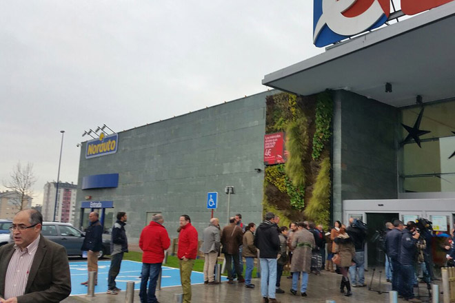 Protesta dos gandeiros ante un centro comercial en Lugo