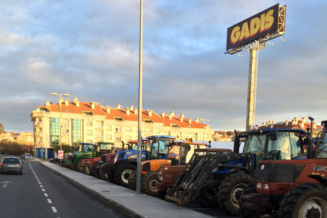 Medio centenar de tractores bloquean el Gadis de Lalín