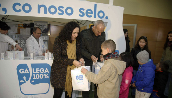 Promoción do selo de leite Galega 100% no mercado de Curtis