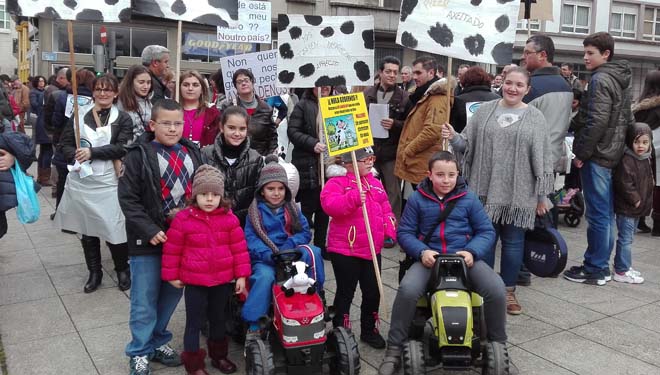 Gandeiras de Lugo maniféstanse cos seus fillos para esixir unha subida no prezo do leite