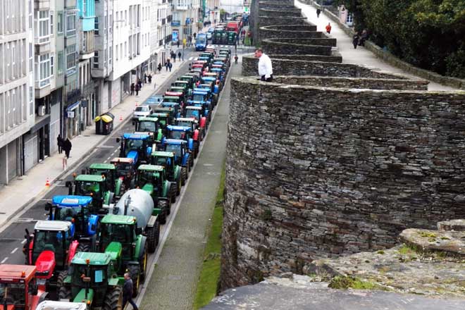Os gandeiros retirarán este venres todos os tractores da Muralla de Lugo
