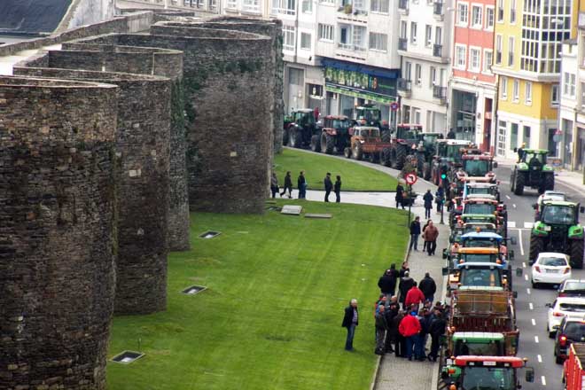 Os gandeiros manterán os tractores xunto á muralla de Lugo e convocan unha reunión para o luns