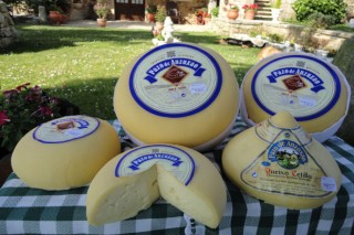 Pazo de Anzuxao: queixo directo da fábrica ao consumidor