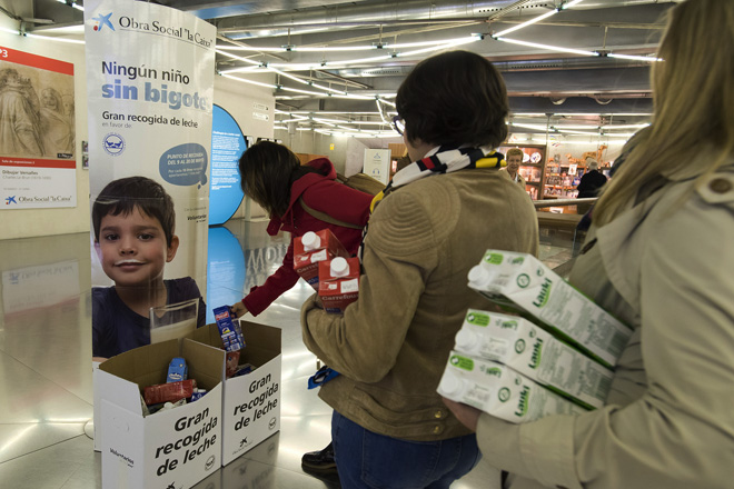 A Obra social “la Caixa” lanza unha gran recollida de leite en favor das familias desfavorecidas