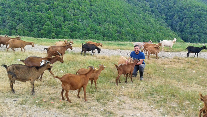 De Barcelona a Samos para ser gandeiro de cabra e ovella galegas