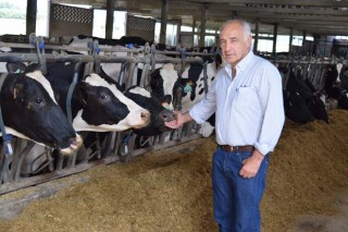 “En Europa sorpréndelles que, a pesar do minifundio, sexamos competitivos producindo leite”