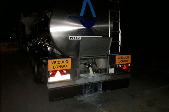 Ganaderos vacían un camión cisterna de leche portugués en Teixeiro