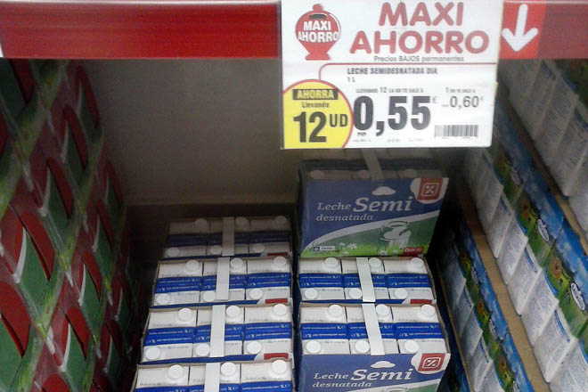 El 40% de la leche líquida se vende en el supermercado a menos de 60 céntimos
