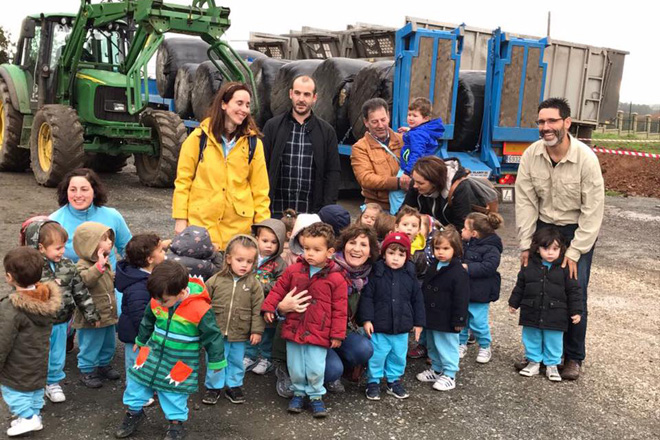 Niños de A Coruña pagan un viaje de forraje para ganaderías afectadas por los incendios