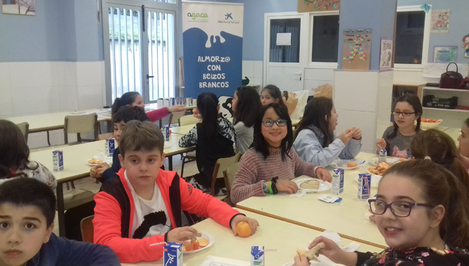 Más de 950 escolares aprendieron a desayunar con leche gracias a AGACA y Obra Socia La Caixa