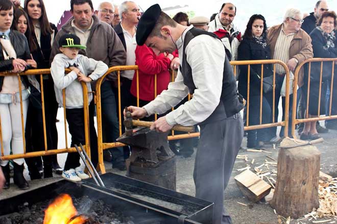 Riotorto revive el 15 de abril la tradición de sus herreros en la XII Feria de Artesanía do Ferro