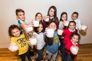 Comeza a campaña solidaria “Ningún neno sen bigote” para que toda a infancia poda desfrutar do leite