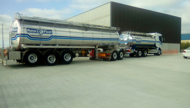 Cisterna de transporte de leite da cooperativa Cobideza con destino á planta de Reny Picot en Navia 