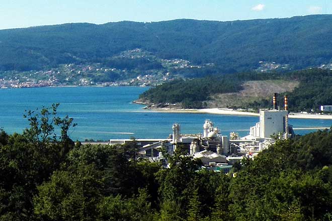 Ence aparca los tres centros de astillado de biomasa comprometidos en Galicia