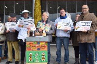 Concentración de apicultores en Santiago para pedir cambios na etiquetaxe do mel