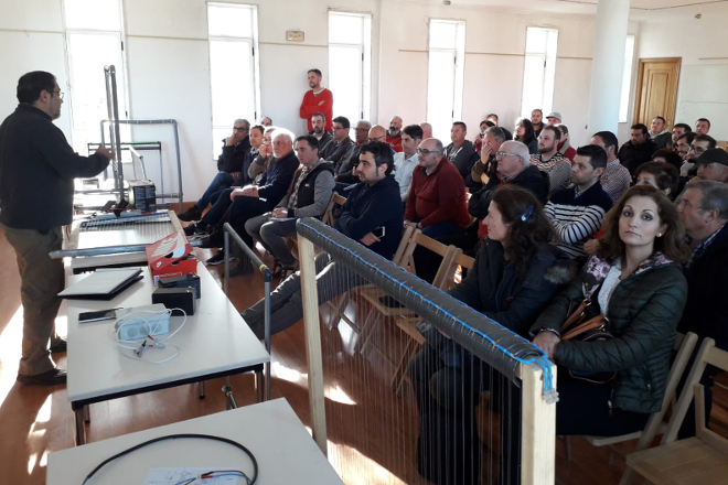 Máis de 60 apicultores galegos analizan en Trasmiras os retos do sector