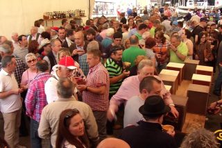 Os adegueiros do Navia dan a probar o viño novo o día 20 en Negueira de Muñiz