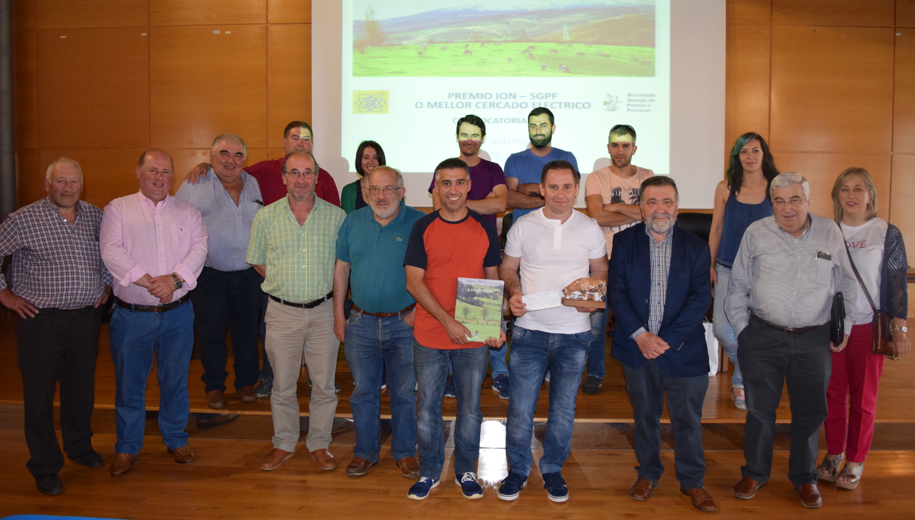 Amaro López, un gandeiro de Baleira, recibe o premio ION-SGPF ao mellor peche eléctrico