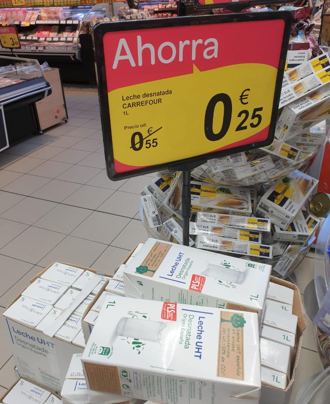 Denuncian que Carrefour vende o leite a 0,25 euros o litro