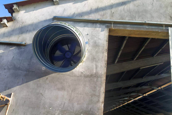 Cun único ventilador exterior, ao que se lle pode regular a potencia, é posible suplir toda unha liña de ventiladores interiores e a distribución do aire é máis uniforme