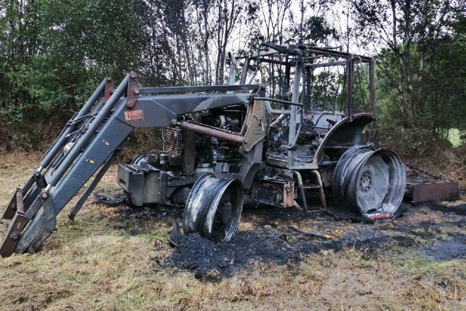 Informe del 112 sobre el tractor quemado la pasada semana en Guitiriz