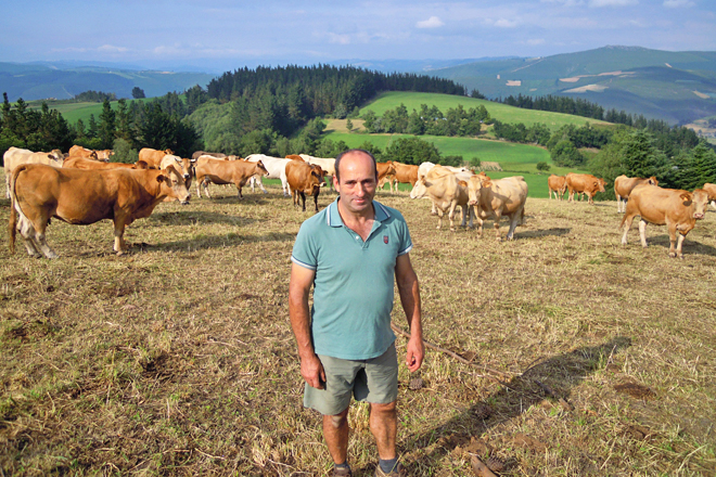 José Manuel Villar, xunto ás súas vacas en Valinfolgueiro, en Baleira