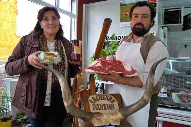 Mari Carmen e Ramón, na súa carnicería, ubicada no número 15 da rúa Chantada de Monforte de Lemos