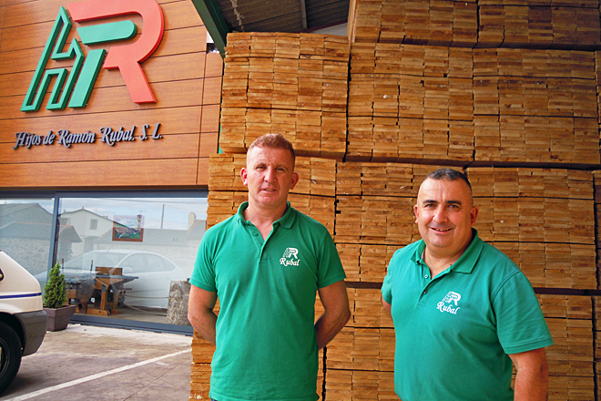 Alberto e Jorge Souto nas instalacións do aserradeiro Hijos de Ramón Rubal en Mor (Alfoz)