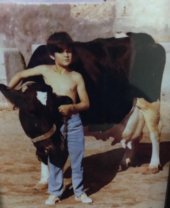 Casto cuns 10 anos cunha das primeiras vacas Holstein que chegaron a Canarias