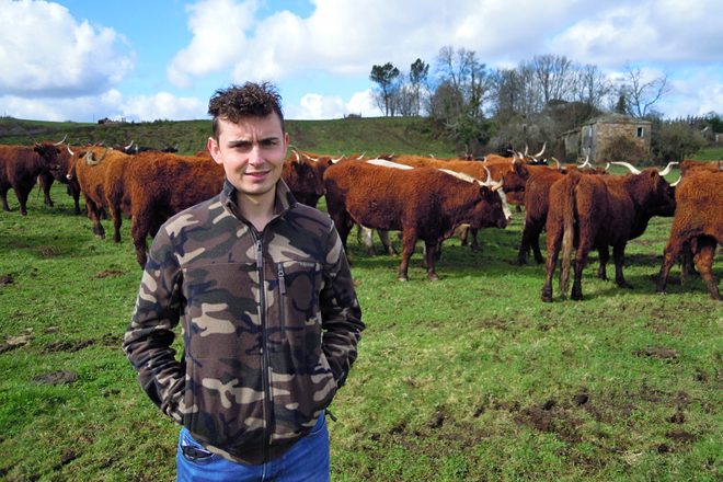 Xabier, coas súas vacas de raza salers en Vilapedre