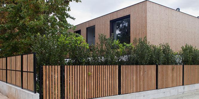 Unha das vivendas con revestimento de madeira que formarán parte do complexo residencial Paraíso Oleiros