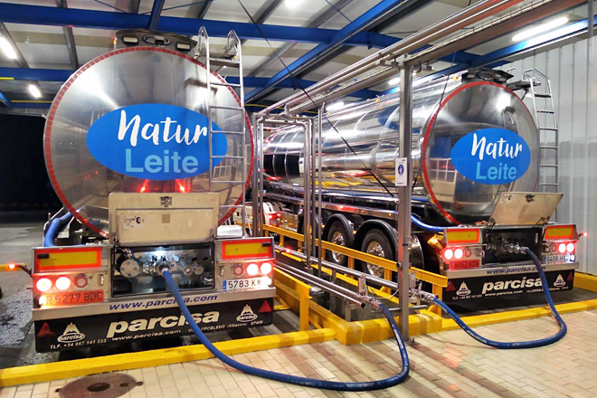 Zona de descarga de los camiones que recogen la producción a las 118 ganaderías proveedoras de Naturleite en la provincia de Lugo