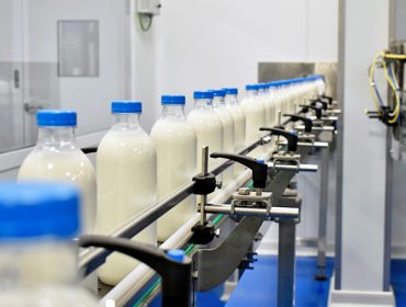O prezo medio do leite situouse en febreiro en 0,52 euros o litro na UE e en 0,58 en España