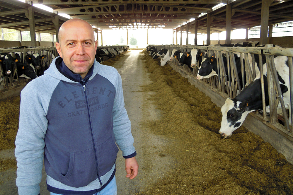 Manuel Arias, xunto ás vacas de SAT Seixas que producen o leite para os xeados Xeou!