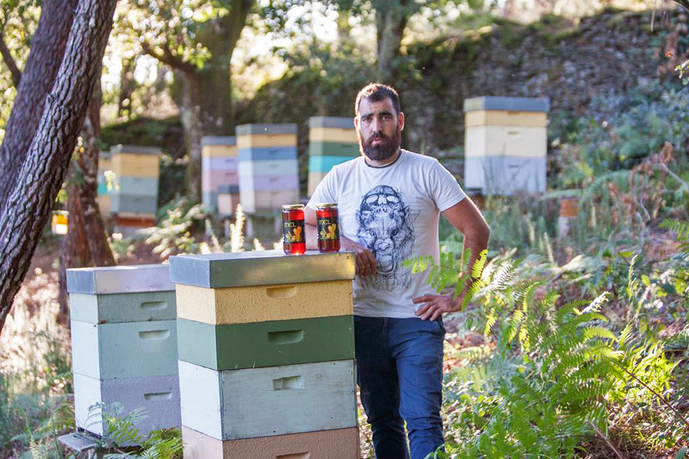 David, con algunos de los tipos de miel que produce, en uno de sus apiarios
