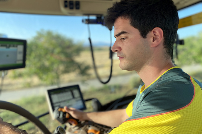 Marcos no seu tractor, dotado con condución autónoma por GPS