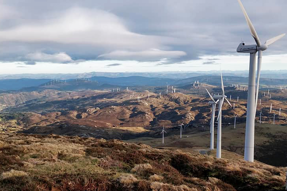 Vista dos parques eólicos na Serra do Xistral, en Muras, desde o alto do Cadramón