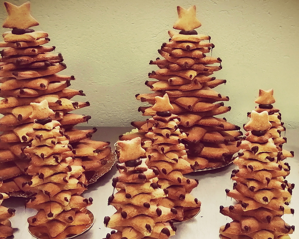 As 'Panxoliñas' son galletas con forma de estrela montadas con cocholate en forma de árbore de Nadal